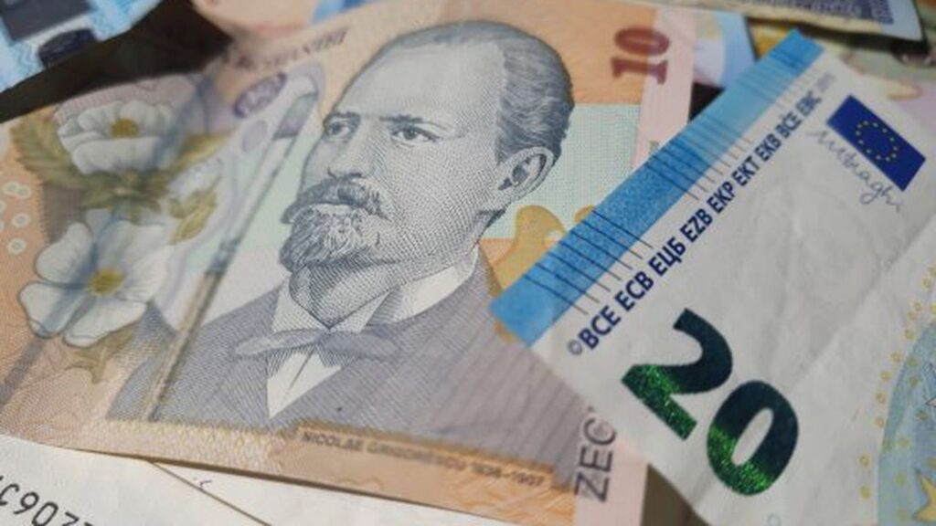 Leul s-a depreciat marți în raport cu euro și dolarul american