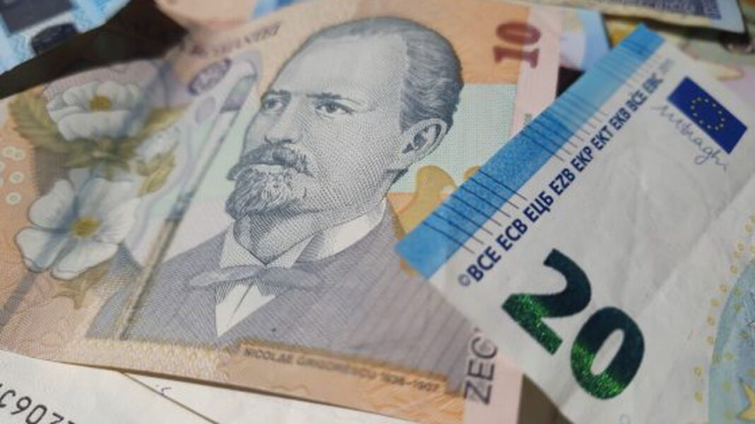 Leul s-a depreciat marți în raport cu euro și dolarul american
