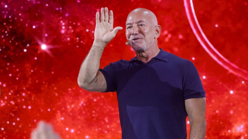 Jeff Bezos devine acționar minoritar la clubul englez Liverpool