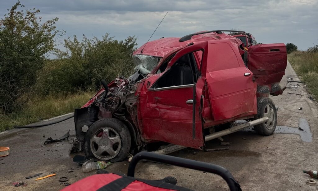 Un șofer a murit după ce mașina sa a intrat în coliziune cu două TIR-uri
