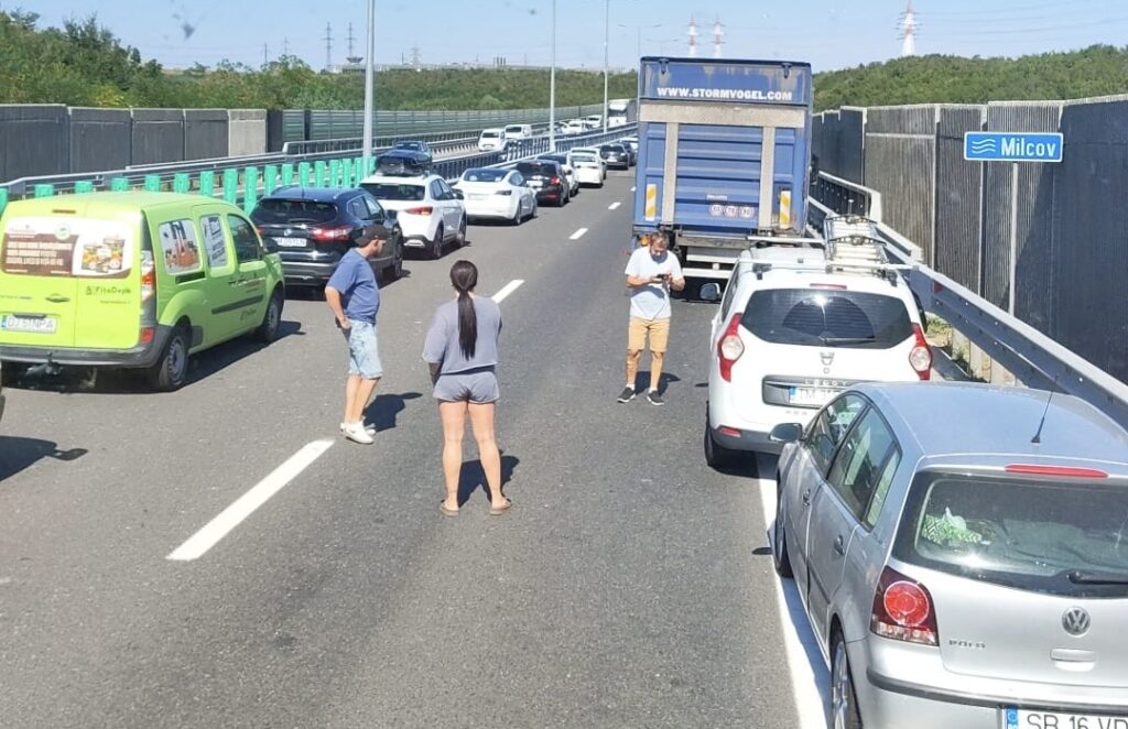 Accident pe Drumul Expres Craiova – Pitești. Un tir a lovit un autoturism staționat. Trei persoane au ajuns la spital