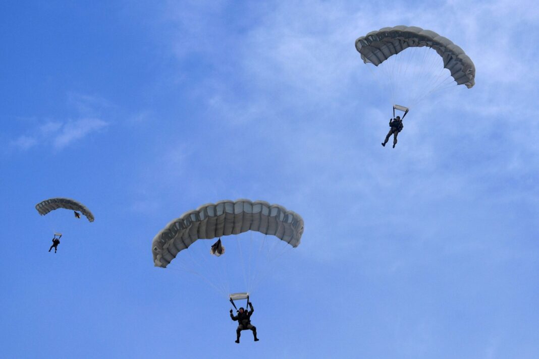 Doi paraşutişti militari, răniţi în timpul unui exerciţiu, după ce vântul şi-a schimbat direcţia şi viteza