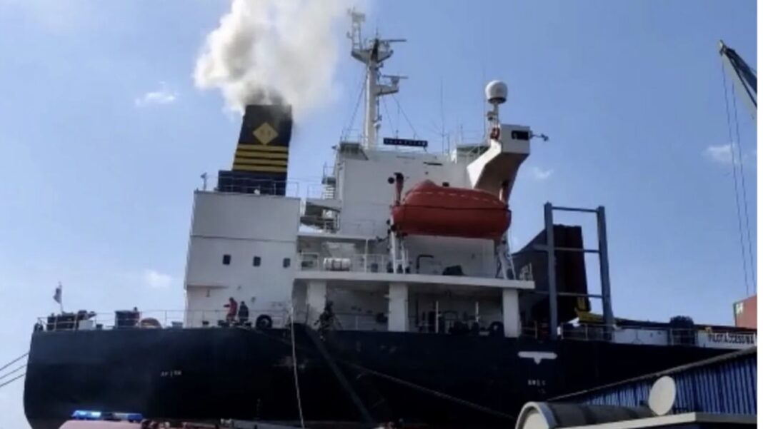 Incendiu la o navă care transportă minereu, în Portul Midia
