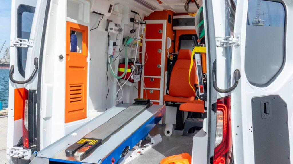 Copil de 8 ani, transportat la spital după ce o poartă de fotbal s-a răsturnat peste el