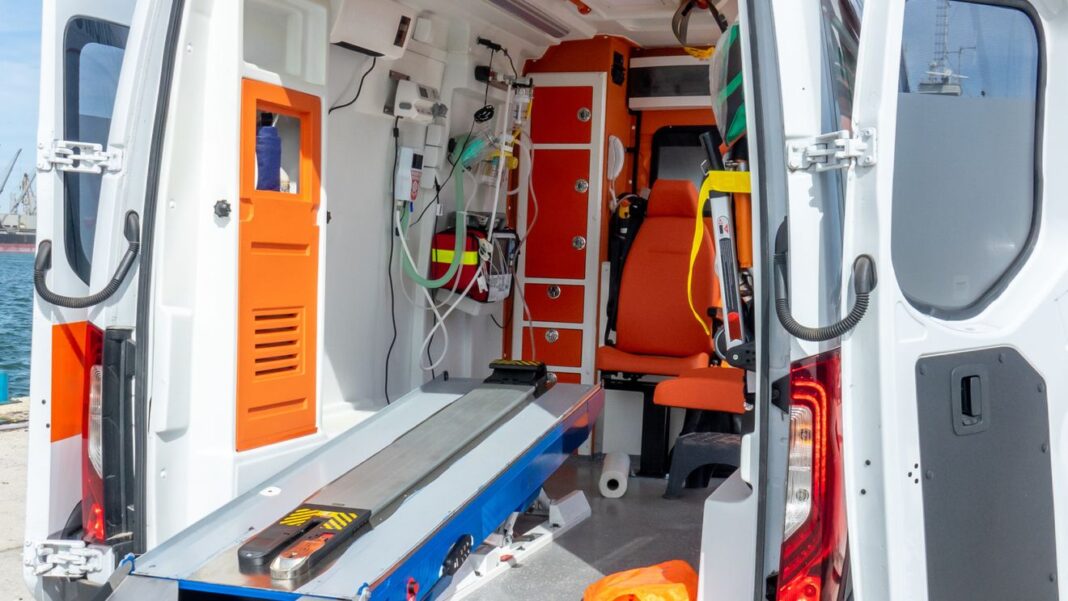 Copil de 8 ani, transportat la spital după ce o poartă de fotbal s-a răsturnat peste el
