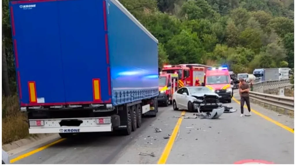 Trafic blocat pe Valea Oltului, la Boița, din cauza unui accident