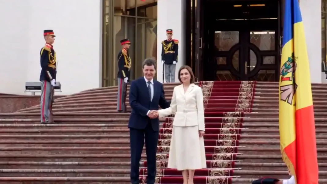 Nicușor Dan a fost primit de Maia Sandu la Palatul Prezidențial din Chişinău