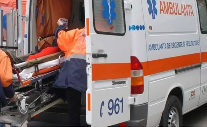 Accident pe DN 7, la Brezoi. Un autoturism a luat foc