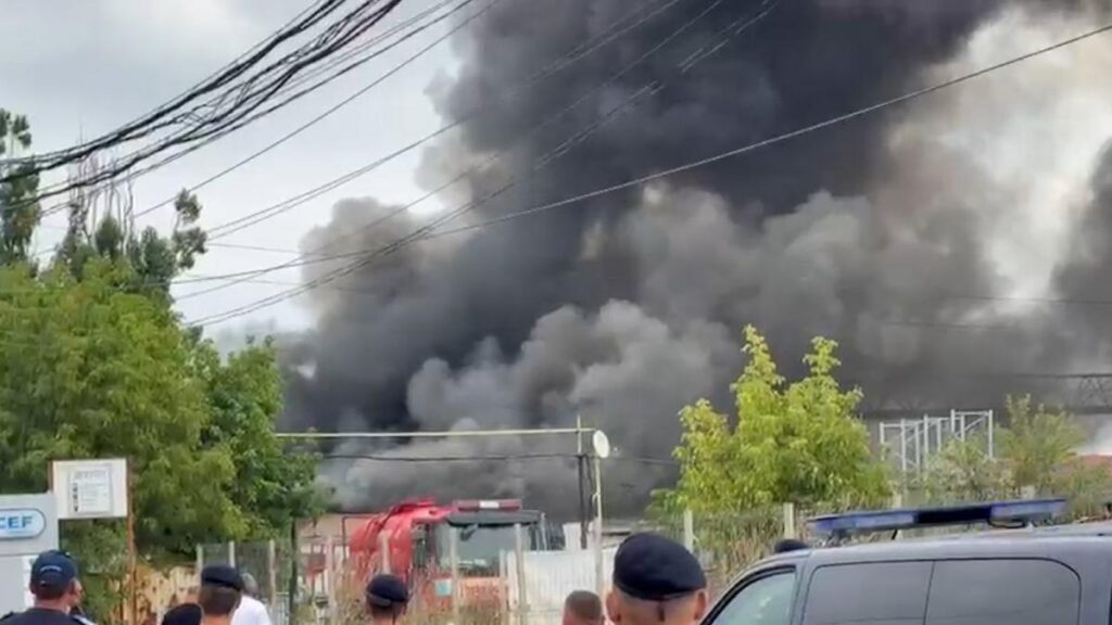 Incendiu la un depozit aflat în apropierea rafinăriei Lukoil din Ploiești