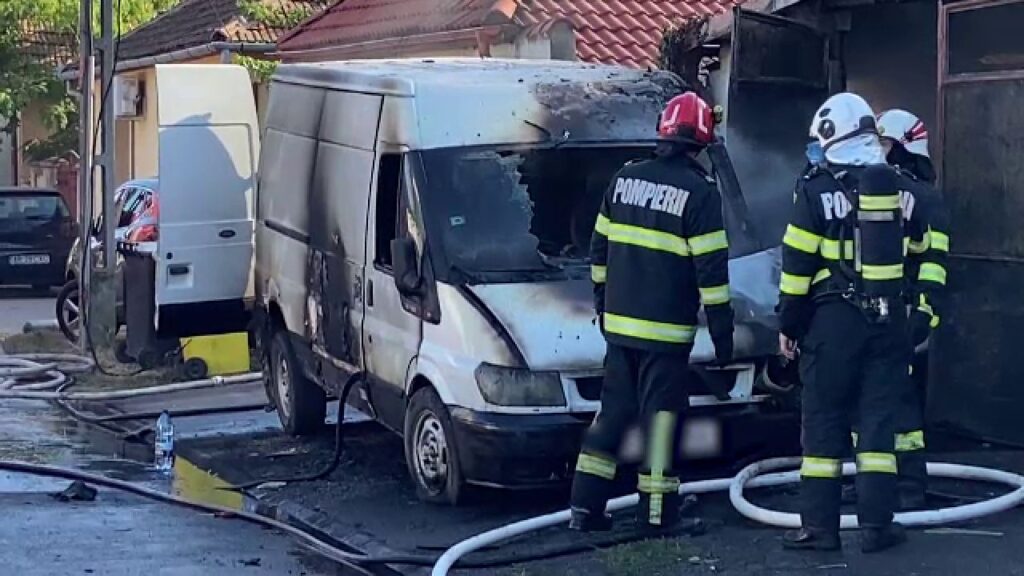 Doi bărbați au suferit arsuri după ce garajul în care reparau o mașină a luat foc. Unul este în stare gravă