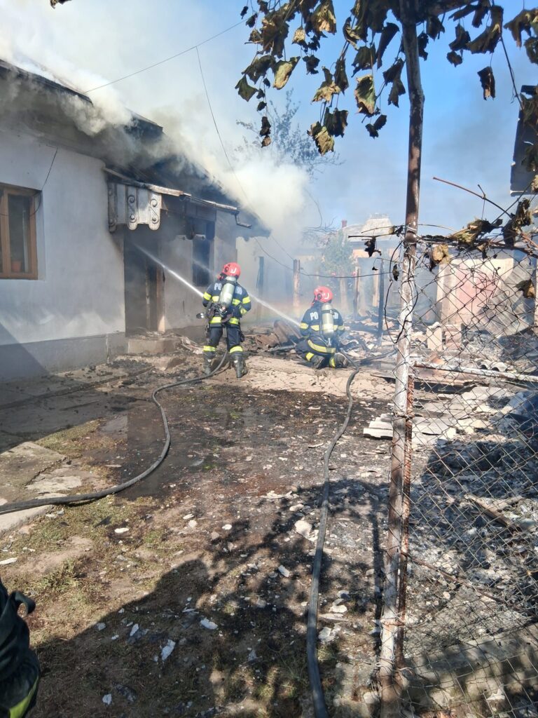 Vâlcea: Bărbat din Făurești, dus la Psihiatrie după ce și-a dat foc la casă