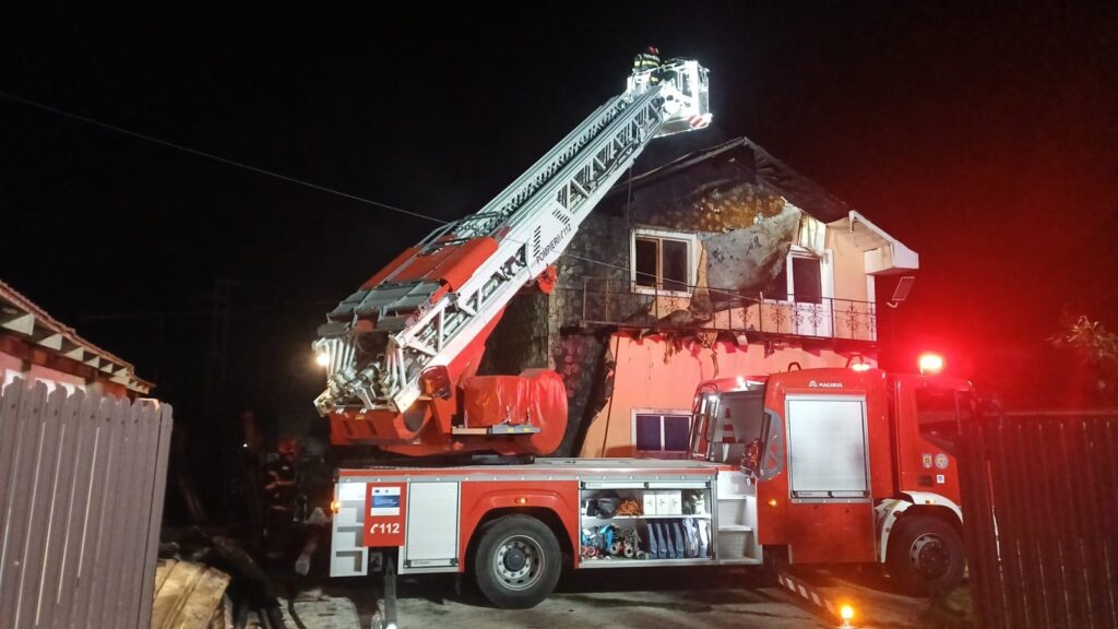 Pompierii doljeni au intervenit la 22 de incendii în două zile