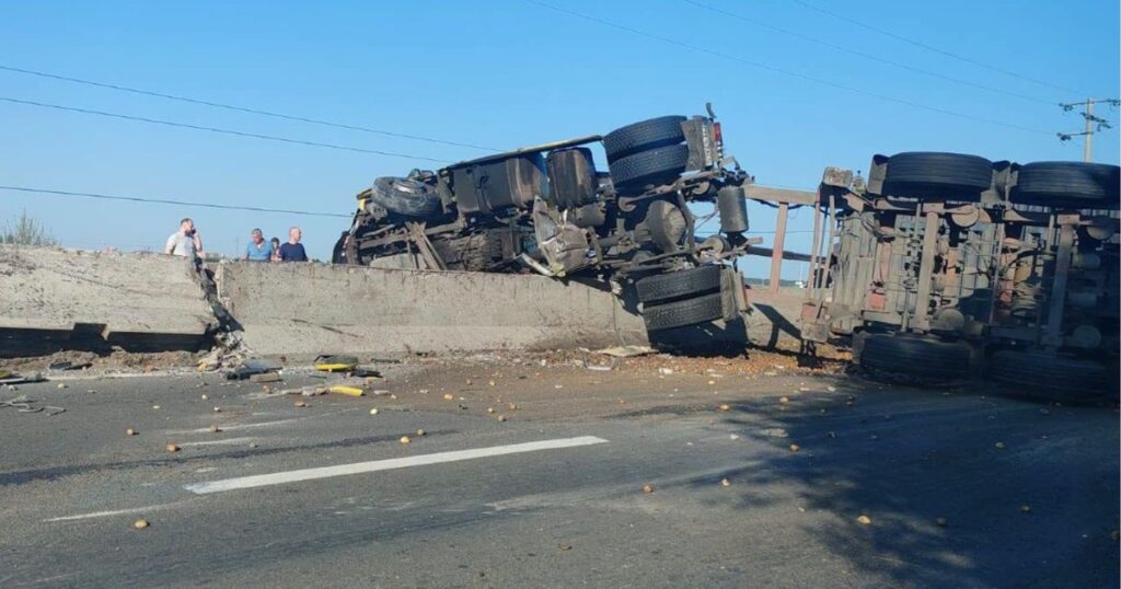 TIR răsturnat pe DN1, după ce o anvelopă a explodat