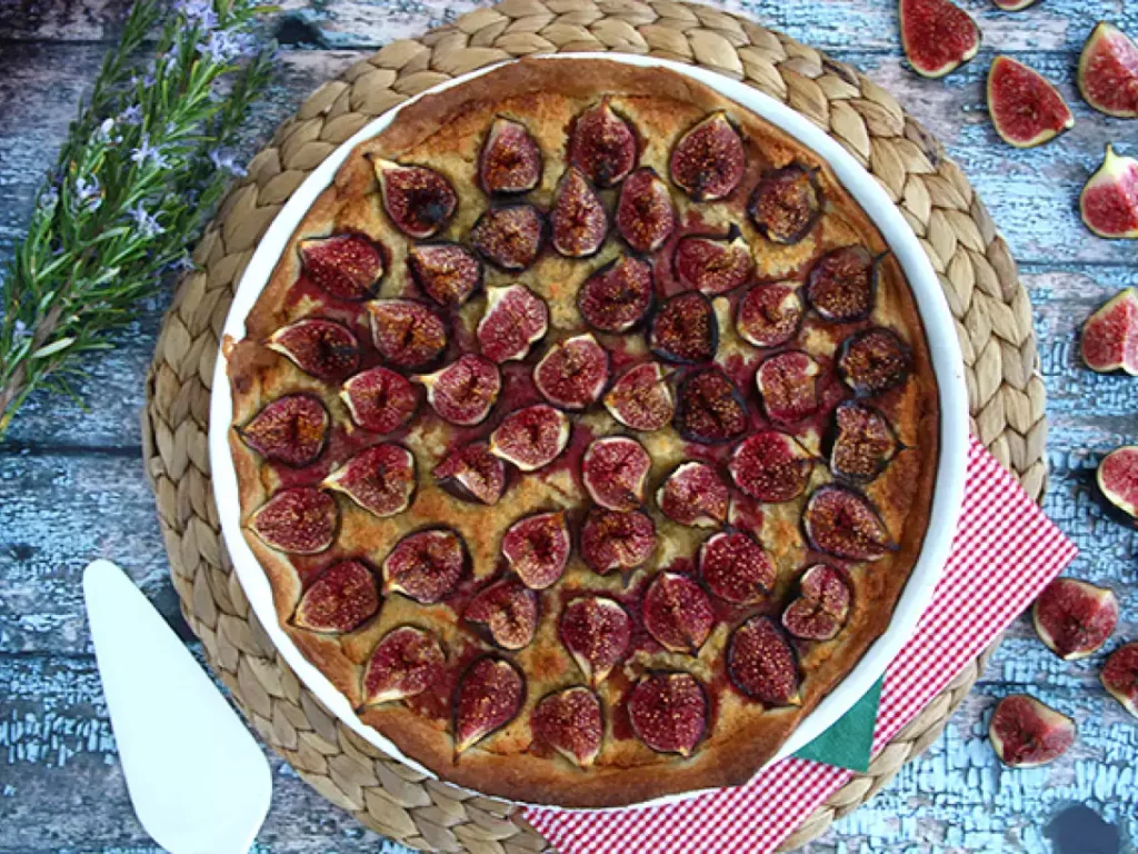 Tartă crocantă cu smochine și brie