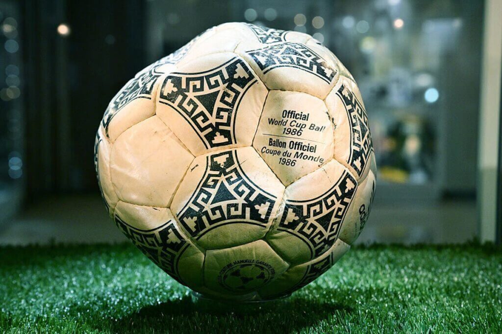 Mingea cu care Maradona a marcat un gol celebru, vândută la licitație