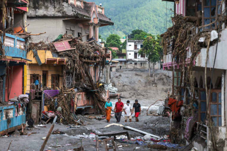 Bilanţul inundațiilor devastatoare din Nepal și China a ajuns la 919 morţi şi 4.793 de dispăruţi