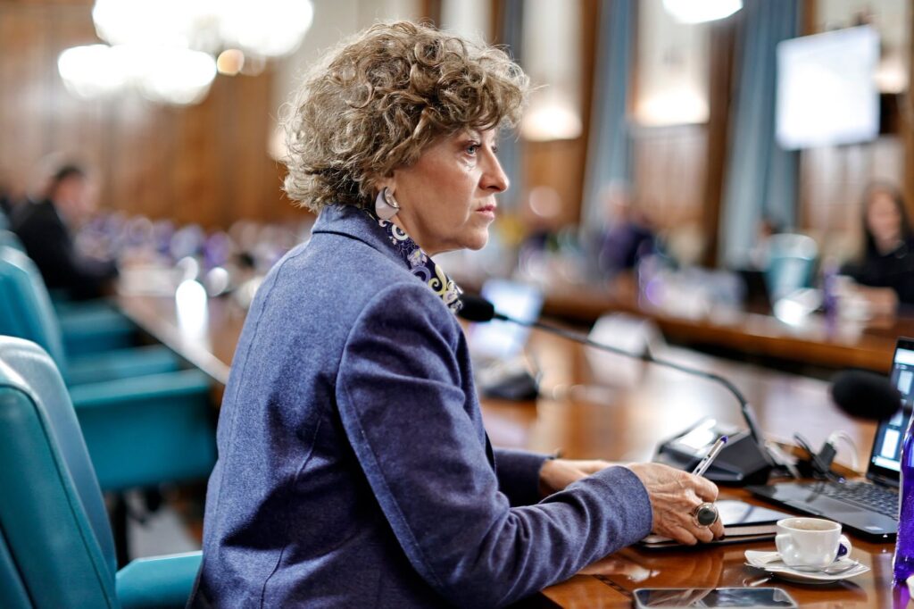 Vicepremierul Oana Gheorghiu a făcut publică lista instituțiilor publice conduse de PSD: Domnul Grindeanu ne minte în fiecare zi că PSD este în opoziție!