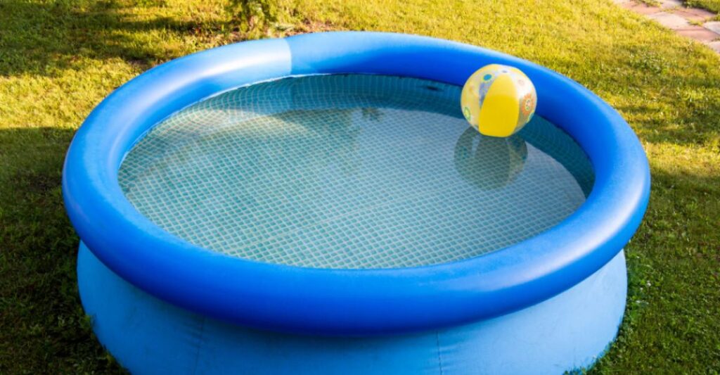 O fetiță de un an și jumătate s-a înecat în piscina gonflabilă din curte