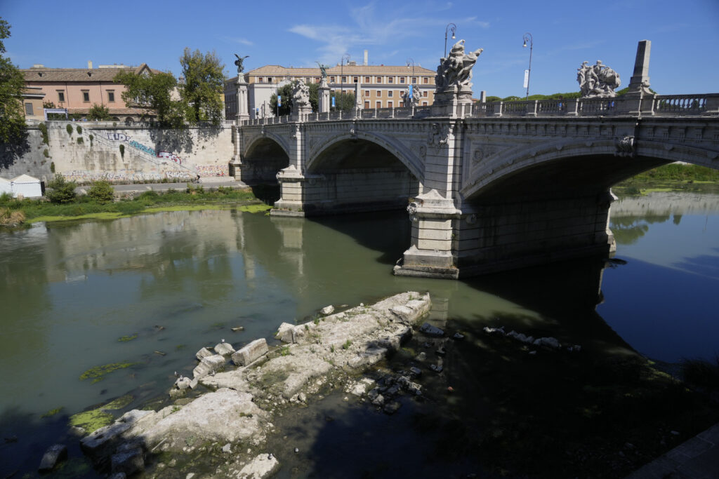Ruinele unui pod antic, dezvăluite la Roma de secarea râului Tibru