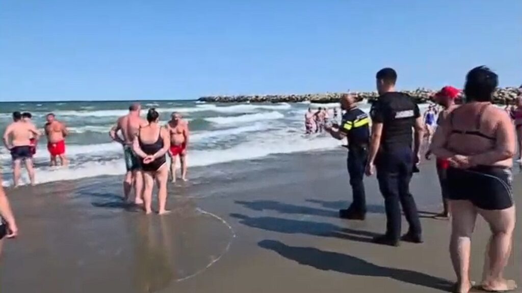 Polițiștii au scos cu forța din mare turiștii care au sfidat steagul roșu. „Am venit în vacanță, vrem să facem baie!“