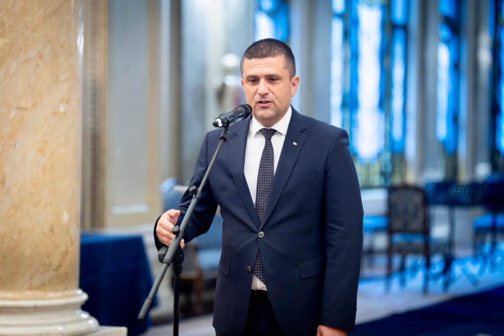 Radu Miruță cere ca Legea împotriva dezinformării să fie pusă pe ordinea de zi a Camerei Deputaţilor, după ce o ambulanţă a fost atacată cu topoarele din cauza unui clip pe TikTok