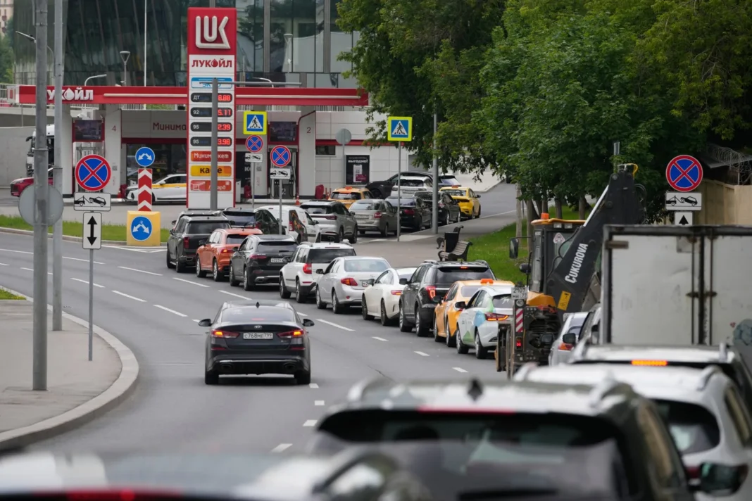 Rușii care reclamă lipsa combustibilului, amendați sau arestați