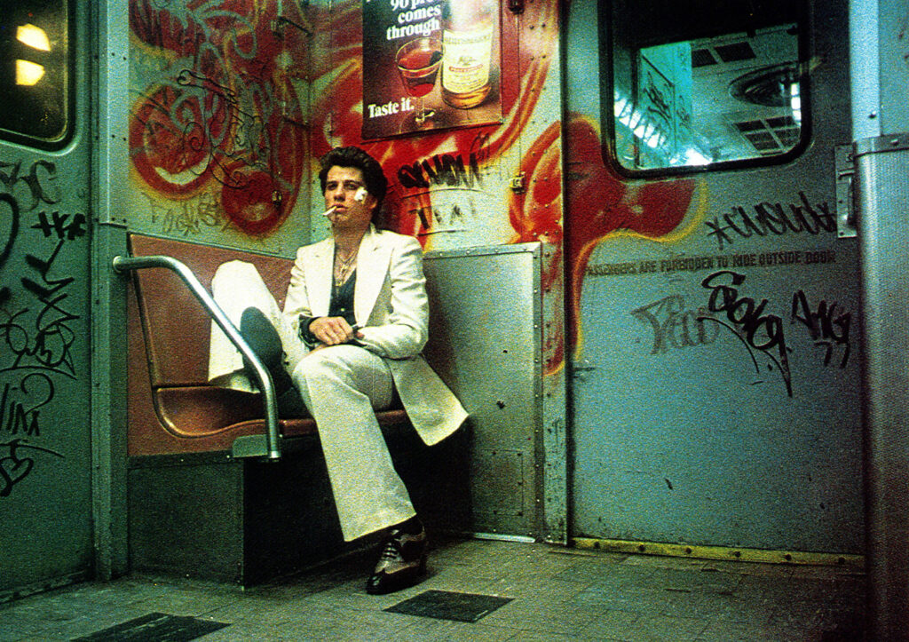 Costumul alb purtat de John Travolta în „Saturday Night Fever”, scos la licitație