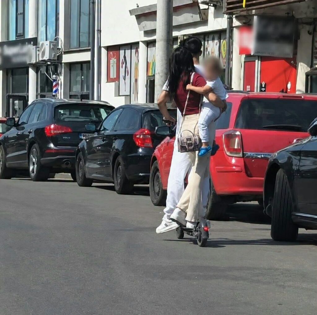 Doi adulți și un copil, pe aceeași trotinetă electrică, în Drobeta-Turnu Severin. Polițiștii au dat amenzi de 2.160 de lei