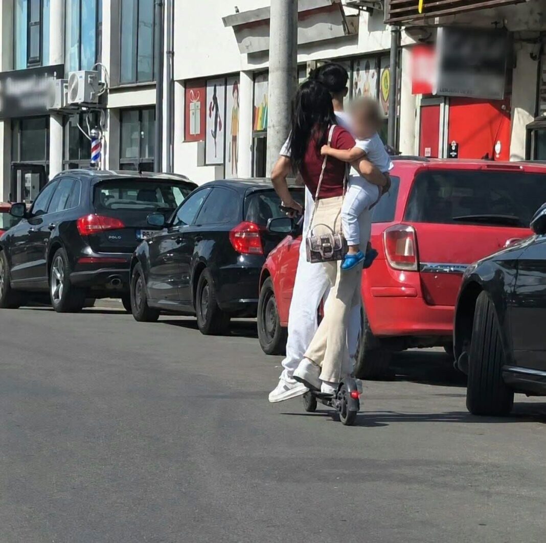 Doi adulți și un copil, pe aceeași trotinetă electrică, în Drobeta-Turnu Severin. Polițiștii au dat amenzi de 2.160 de lei