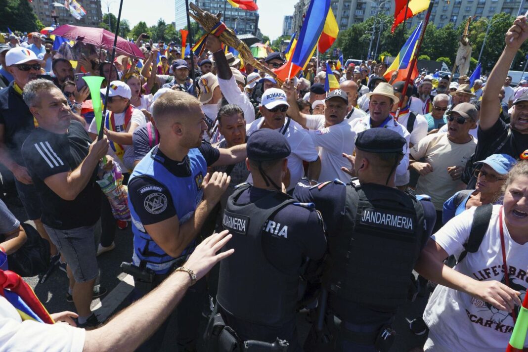 Protestul ciobanilor din Piața Victoriei, deturnat violent. Mai mulți instigatori, care ar fi susținători ai lui Călin Georgescu, s-au luat la bătaie cu jandarmii