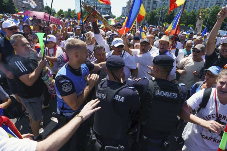 Protestul ciobanilor din Piața Victoriei, deturnat violent. Mai mulți instigatori, care ar fi susținători ai lui Călin Georgescu, s-au luat la bătaie cu jandarmii