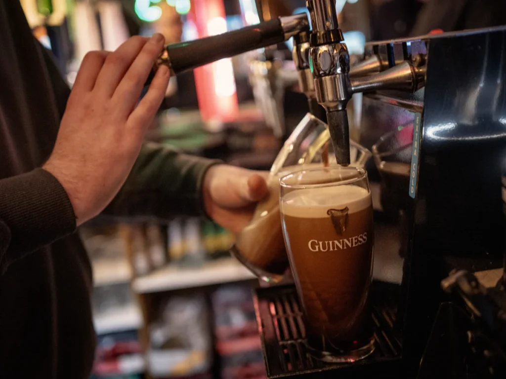 Furt uriaș de Guinness în Anglia. Aproximativ 800 de butoaie au dispărut dintr-un depozit