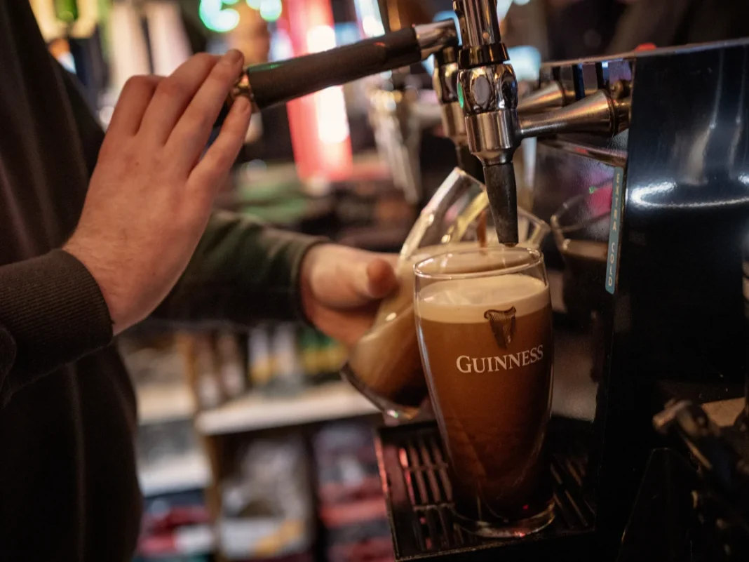 Furt uriaș de Guinness în Anglia. Aproximativ 800 de butoaie au dispărut dintr-un depozit