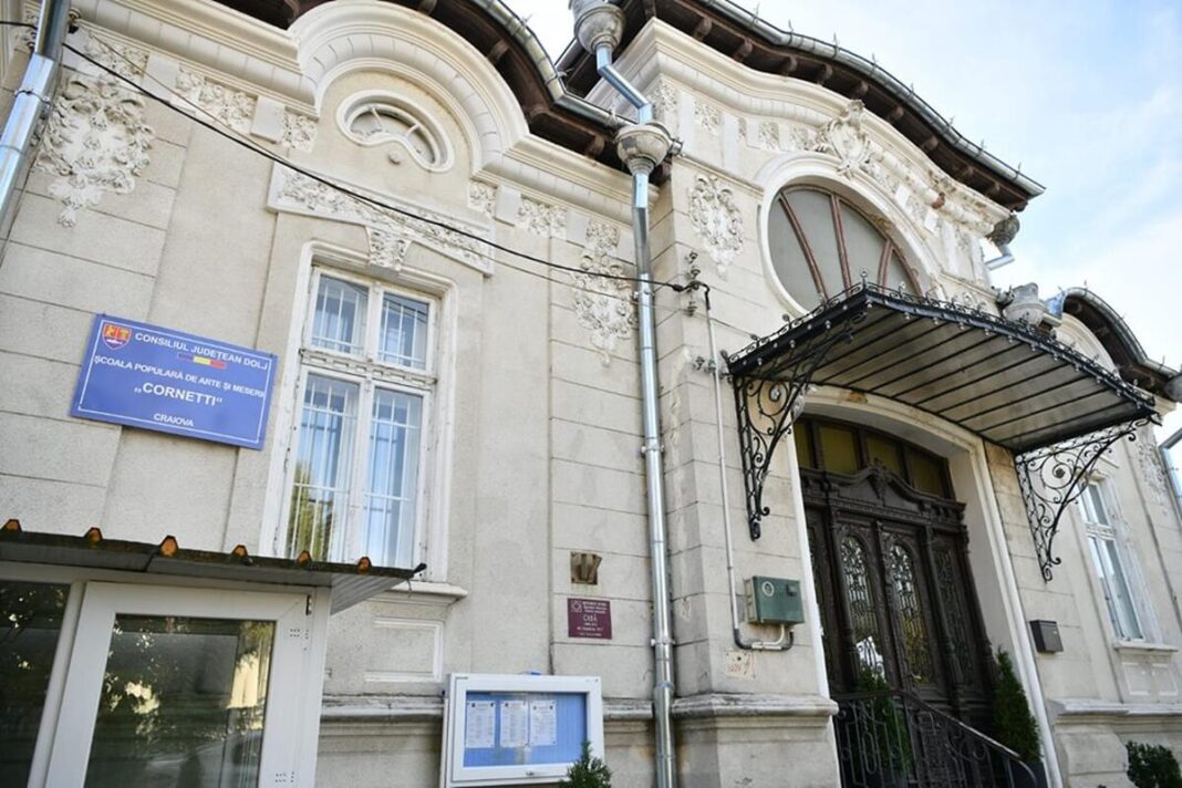 Picturi vechi de aproximativ 100 de ani, descoperite în timpul renovării Școlii Populare de Arte „Cornetti” din Craiova