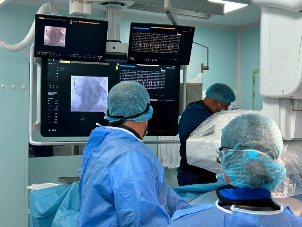 Premieră medicală la Spitalul Județean Craiova: prima implantare din România a celei mai subțiri sonde de defibrilare din lume