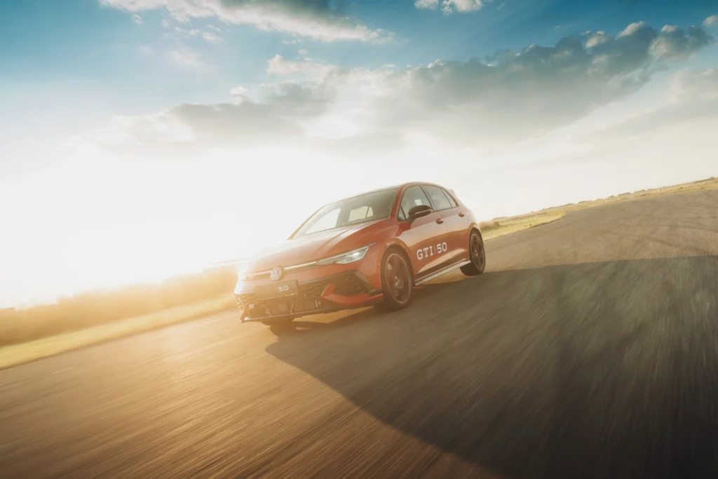 1:55.273: Volkswagen Golf GTI Edition 50 stabilește un nou record pe MotorPark România