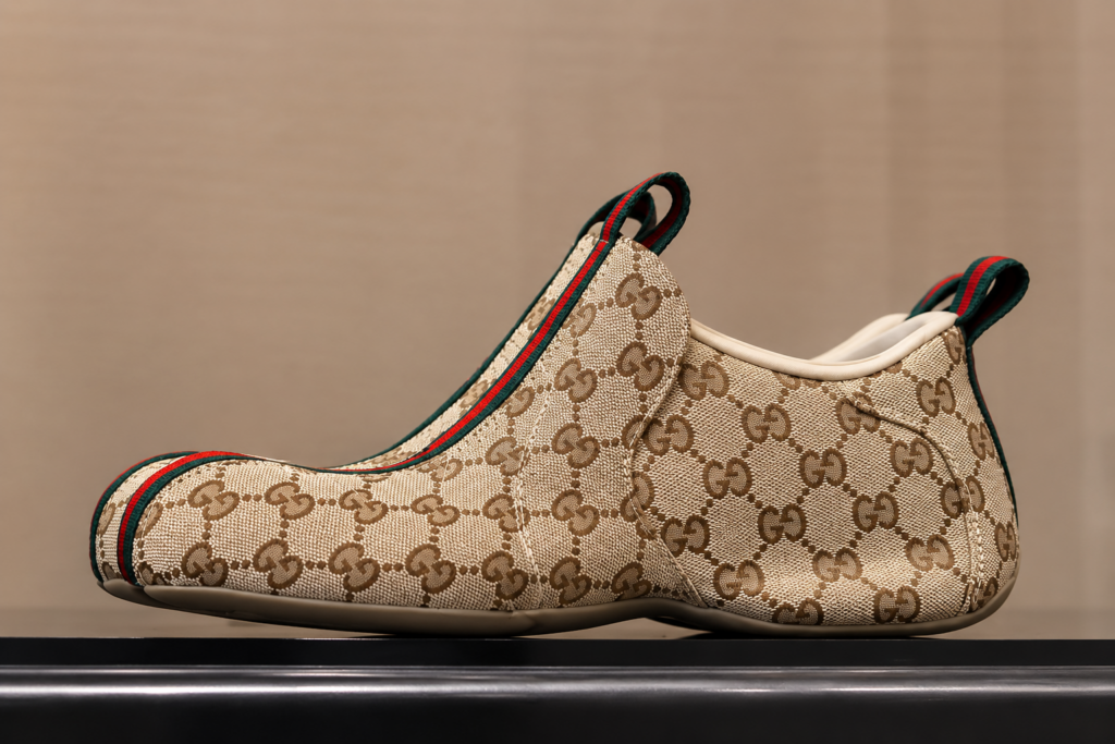 Gucci, de la „Made in Italy” la „Made in China”. Brandul vinde pantofi cu 800 de euro produşi în China