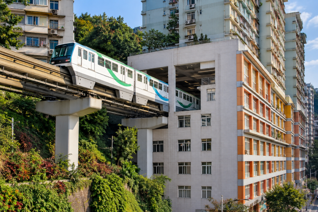 Trenul care trece printr-un bloc de locuințe. Incredibila soluție dintr-un oraș din China