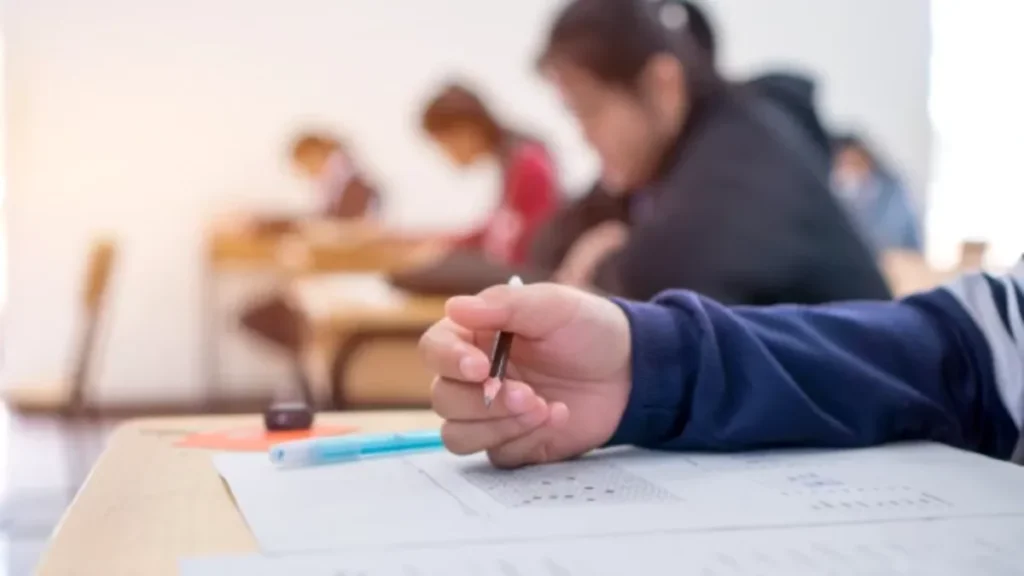 Raportul PISA 2025 arată amploarea analfabetismului funcțional: 48% dintre elevii români au dificultăți să înțeleagă un text