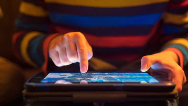 Românii verifică mai rar informațiile de pe internet decât europenii. România, printre ultimele locuri în UE