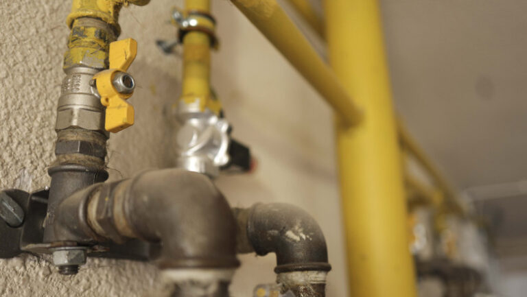 Scăpări de gaz într-un bloc din Râmnicu Vâlcea. Alimentarea a fost oprită pe întreaga scară