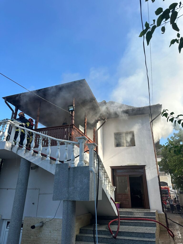 Incendiu la o casă de pe strada Știrbei Vodă din Râmnicu Vâlcea. O persoană, intoxicată cu fum
