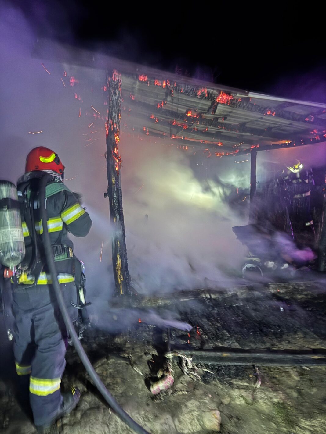Incendiu devastator în Vâlcea: două persoane, găsite carbonizate într-o anexă