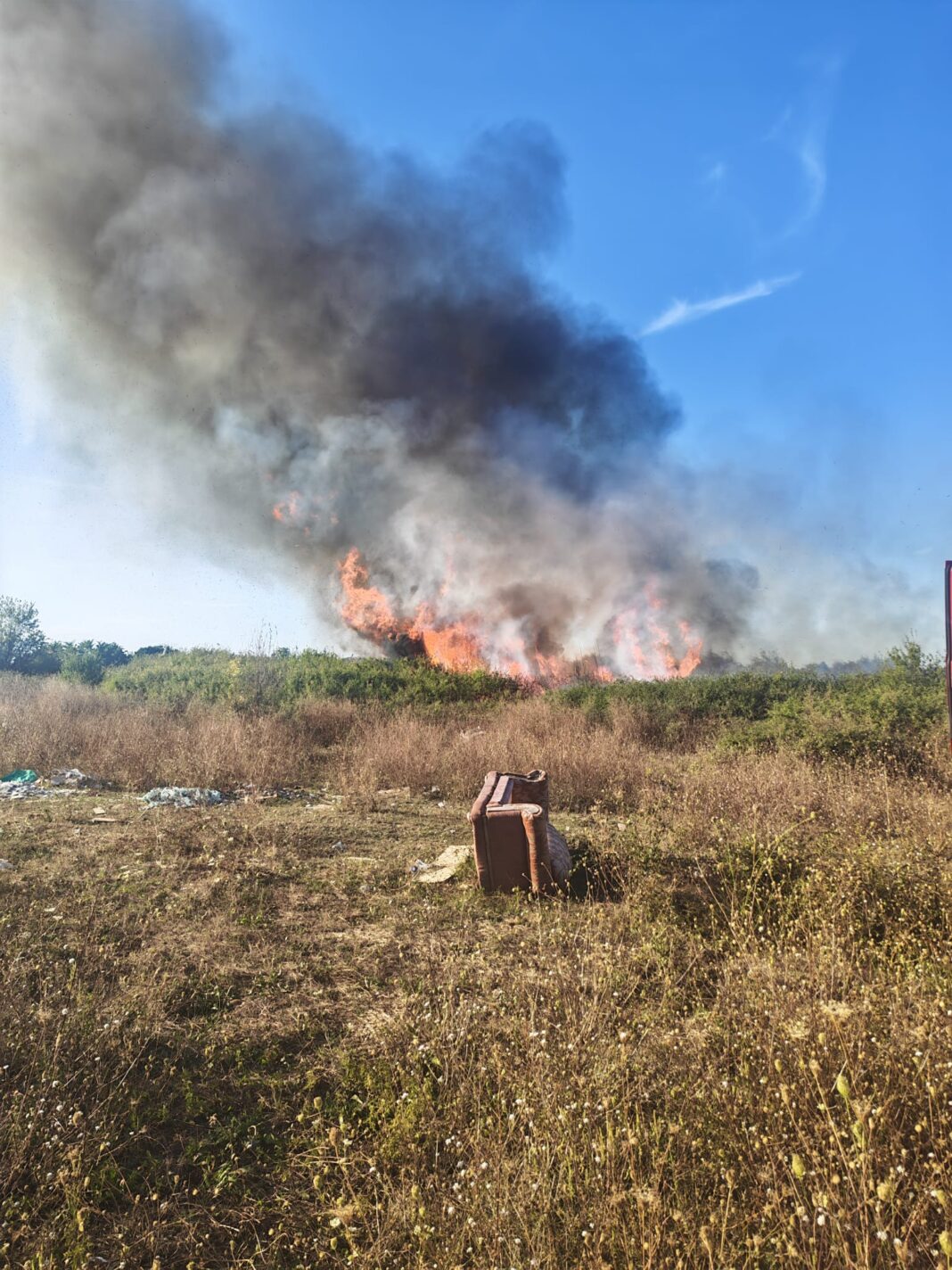 Incendiu pe strada Banul Stepan din Craiova. Flăcările au cuprins aproximativ 1.000 de metri pătrați