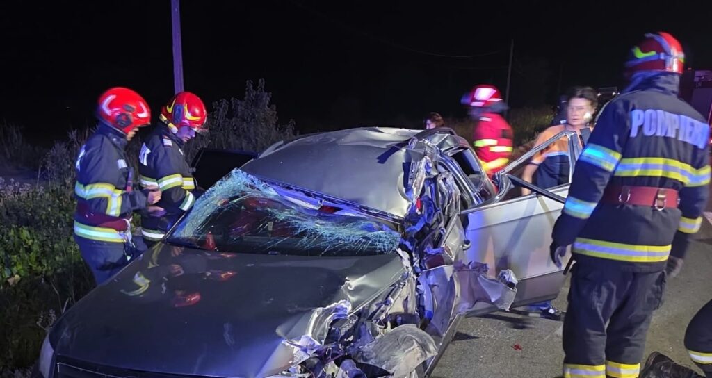 Accident grav pe DN 56A, în Șimian. Un bărbat a murit după ce a rămas încarcerat într-un autoturism