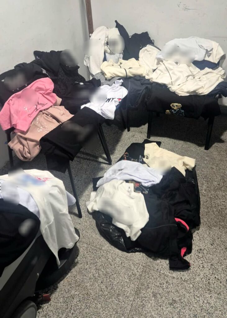 Haine contrafăcute, comercializate de o tânără într-un magazin din Târgu Jiu