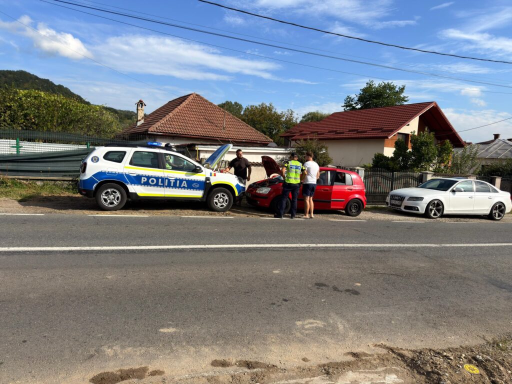 Polițiștii din Băile Olănești au ajutat o familie rămasă în pană, în Păușești-Măglași