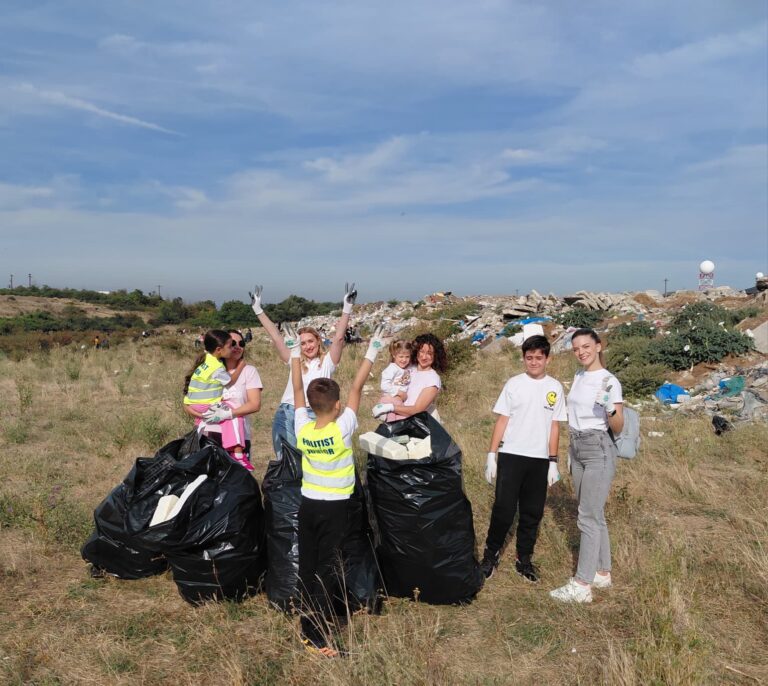 Polițiștii doljeni au ieșit la ecologizare, de Ziua Națională a Curățeniei