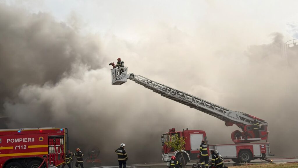Incendiul de la fabrica de celuloză din Drobeta Turnu Severin, încă nestins. Pompierii acționează pe trei sectoare