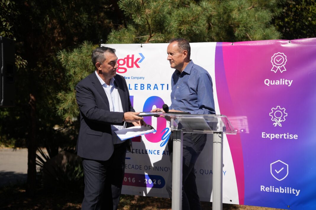 Silviu Cuțulescu - Plant Manager al fabricii GTK Romania (stânga) și John Morath - unul dintre fondatorii GTK (dreapta)
